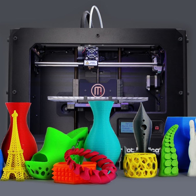 Une imprimante 3D et plusieurs objets imprimés en couleurs variés